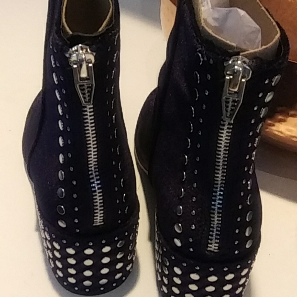 Boot - Picture 4 of 8